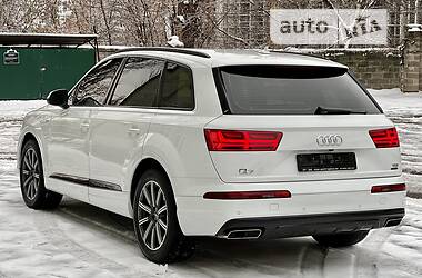 Внедорожник / Кроссовер Audi Q7 2016 в 