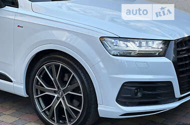 Позашляховик / Кросовер Audi Q7 2017 в 