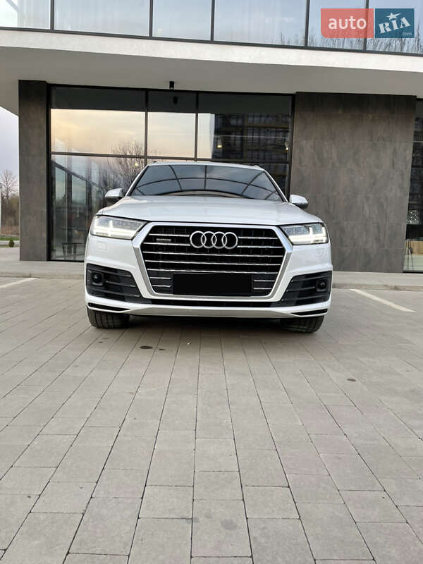 Позашляховик / Кросовер Audi Q7 2015 в Ужгороді
