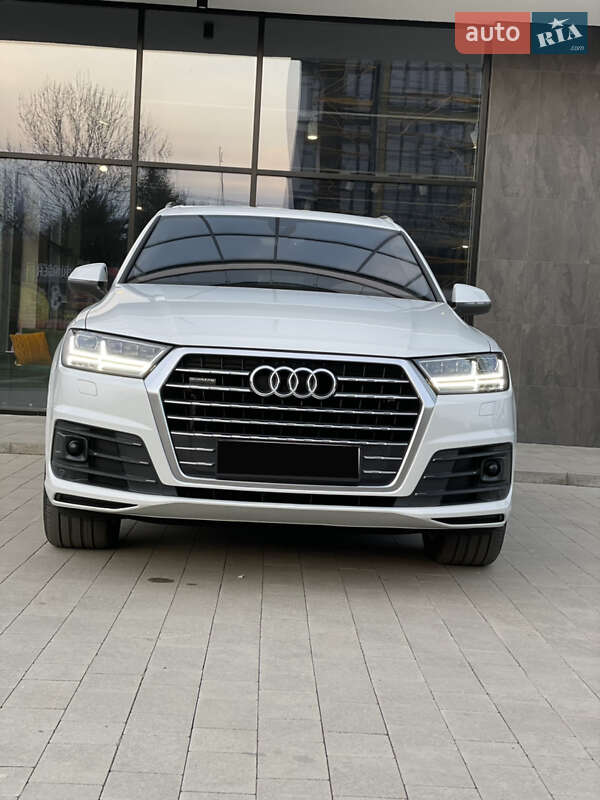 Позашляховик / Кросовер Audi Q7 2015 в Ужгороді