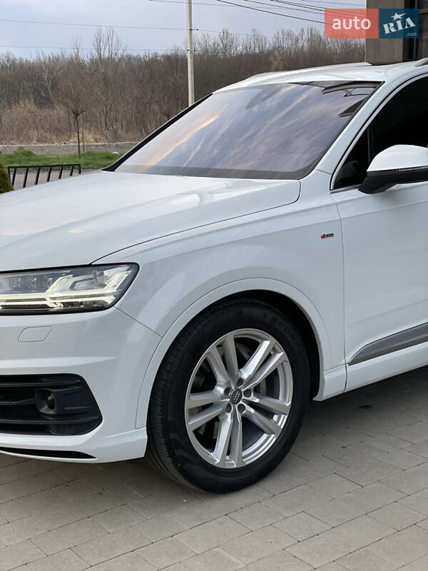 Позашляховик / Кросовер Audi Q7 2015 в Ужгороді