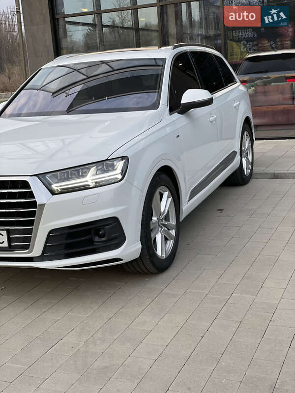 Позашляховик / Кросовер Audi Q7 2015 в Ужгороді