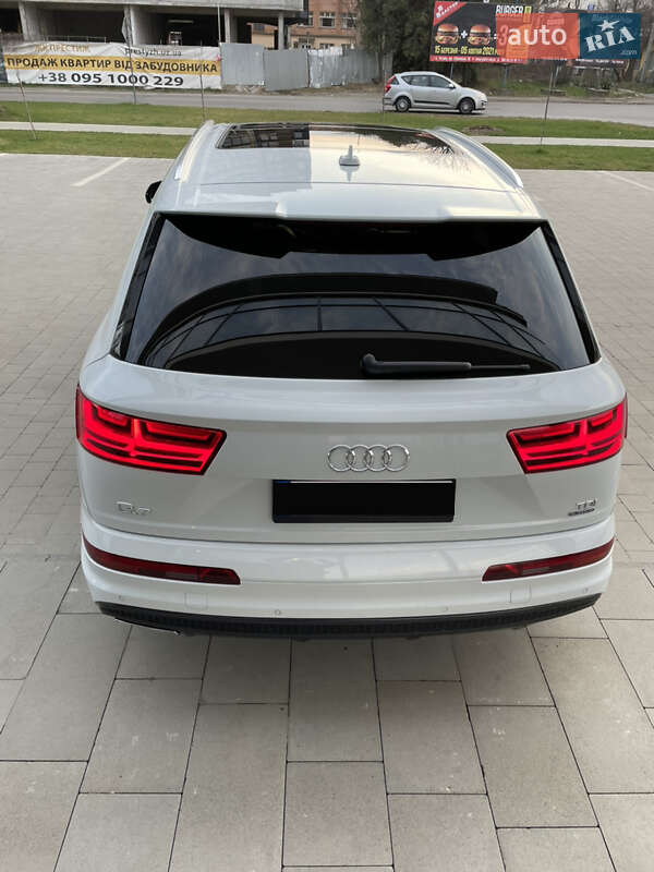 Позашляховик / Кросовер Audi Q7 2015 в Ужгороді