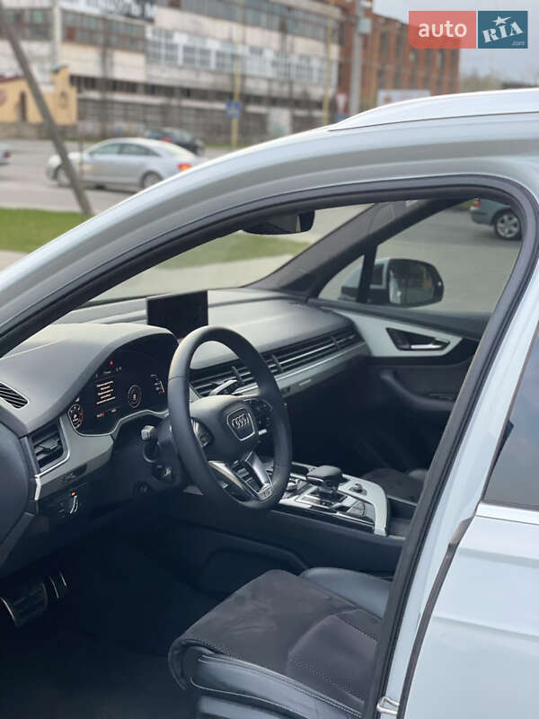 Позашляховик / Кросовер Audi Q7 2015 в Ужгороді