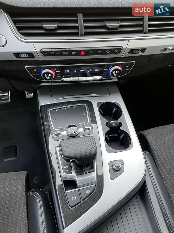 Позашляховик / Кросовер Audi Q7 2015 в Ужгороді