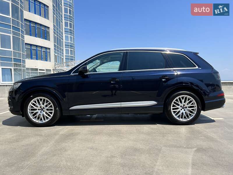 Внедорожник / Кроссовер Audi Q7 2015 в 