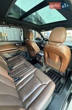 Внедорожник / Кроссовер Audi Q7 2016 в 
