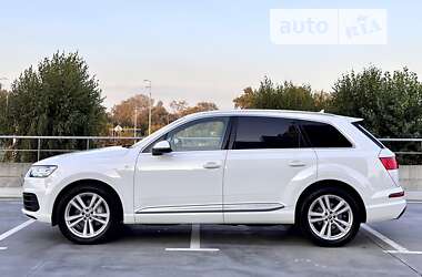 Внедорожник / Кроссовер Audi Q7 2016 в 