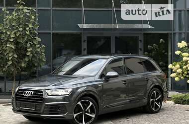 Внедорожник / Кроссовер Audi Q7 2016 в 