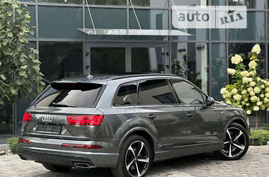 Внедорожник / Кроссовер Audi Q7 2016 в 