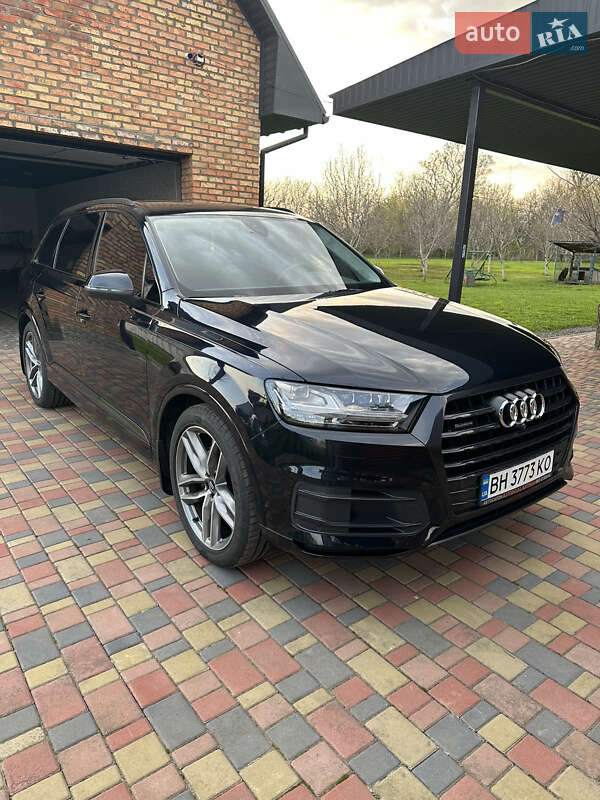 Внедорожник / Кроссовер Audi Q7 2017 в 