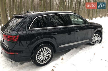 Внедорожник / Кроссовер Audi Q7 2016 в 