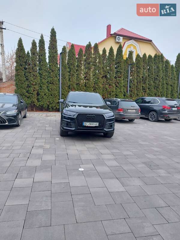Внедорожник / Кроссовер Audi Q7 2016 в 