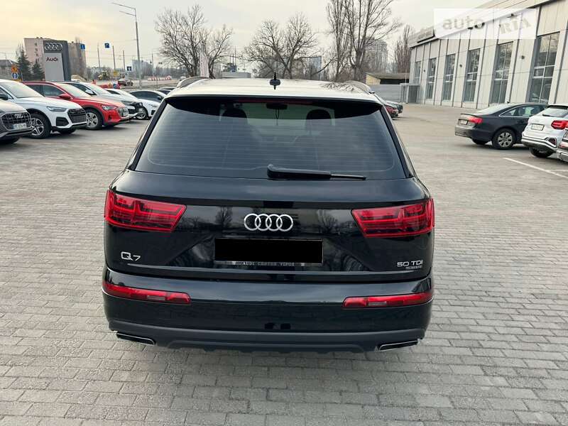 Позашляховик / Кросовер Audi Q7 2018 в 