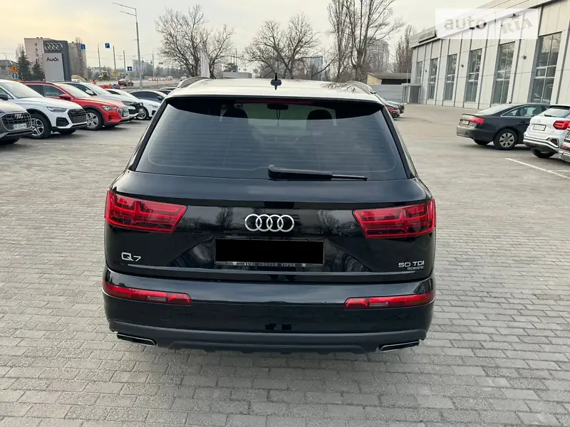Позашляховик / Кросовер Audi Q7 2018 в 