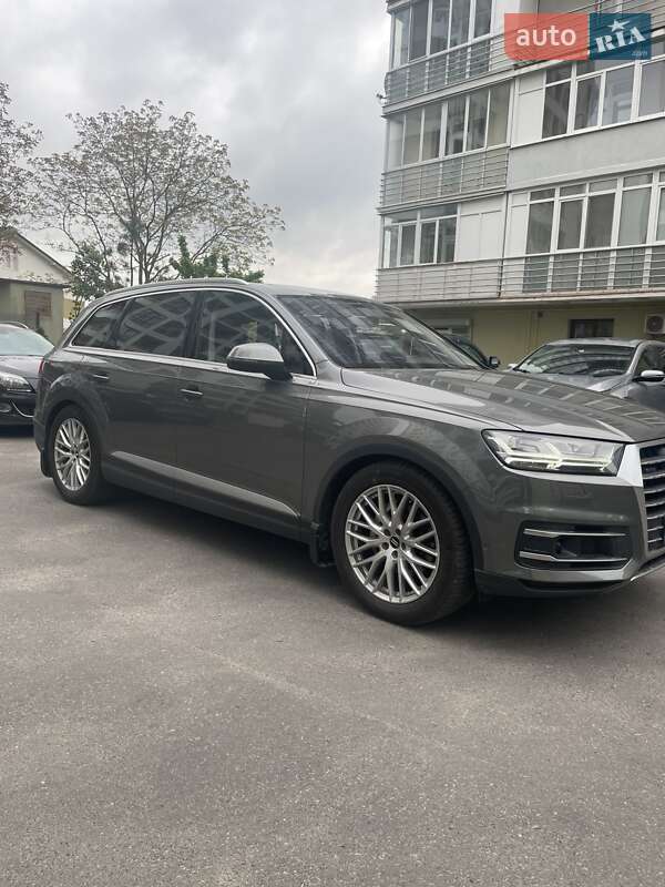Внедорожник / Кроссовер Audi Q7 2015 в 