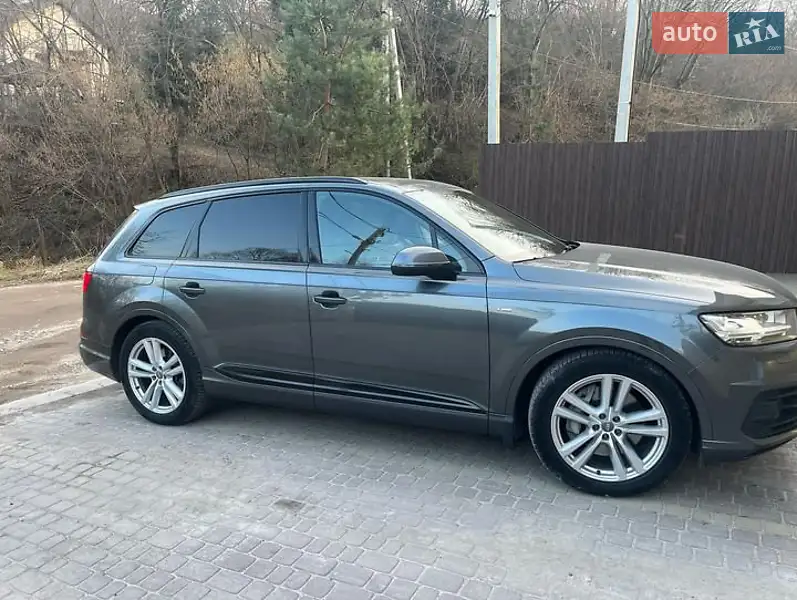 Внедорожник / Кроссовер Audi Q7 2017 в 