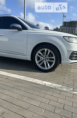 Внедорожник / Кроссовер Audi Q7 2016 в 