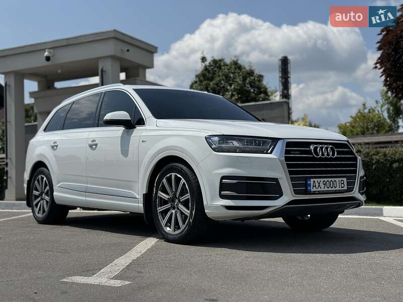 Внедорожник / Кроссовер Audi Q7 2016 в 