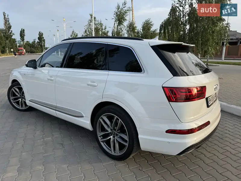Внедорожник / Кроссовер Audi Q7 2015 в 