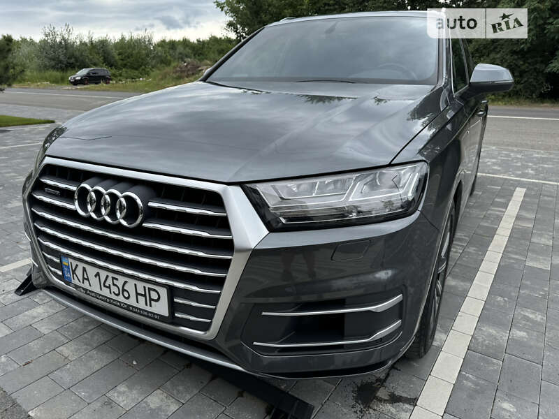 Позашляховик / Кросовер Audi Q7 2017 в Ужгороді