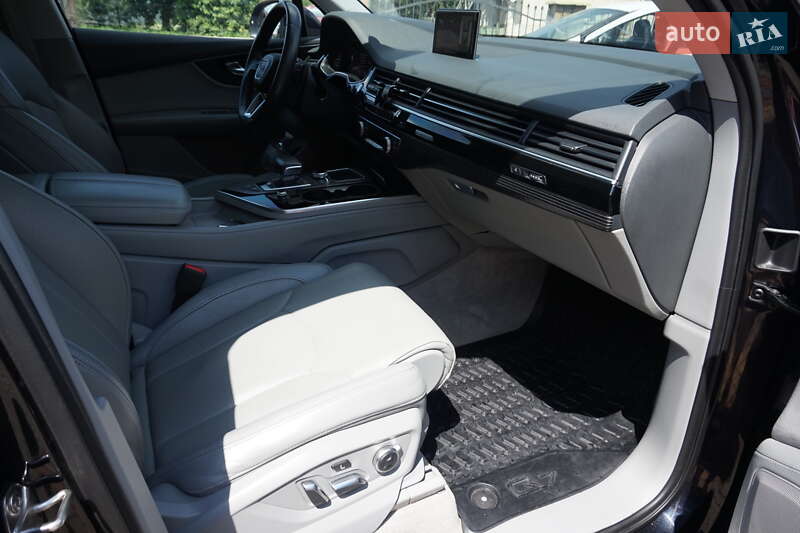 Позашляховик / Кросовер Audi Q7 2015 в Самборі