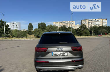 Позашляховик / Кросовер Audi Q7 2018 в 