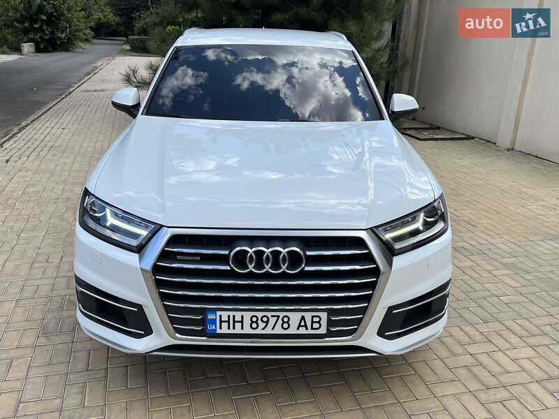 Позашляховик / Кросовер Audi Q7 2016 в 