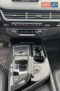 Внедорожник / Кроссовер Audi Q7 2017 в 