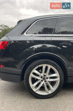 Внедорожник / Кроссовер Audi Q7 2017 в 