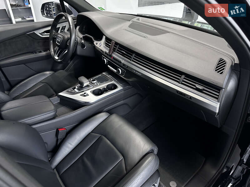 Внедорожник / Кроссовер Audi Q7 2017 в Нововолынске