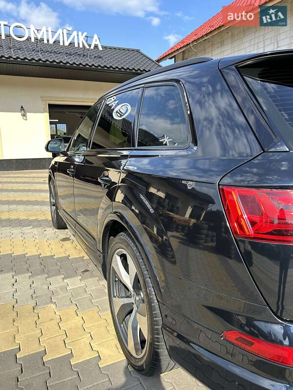 Позашляховик / Кросовер Audi Q7 2016 в Іршаві