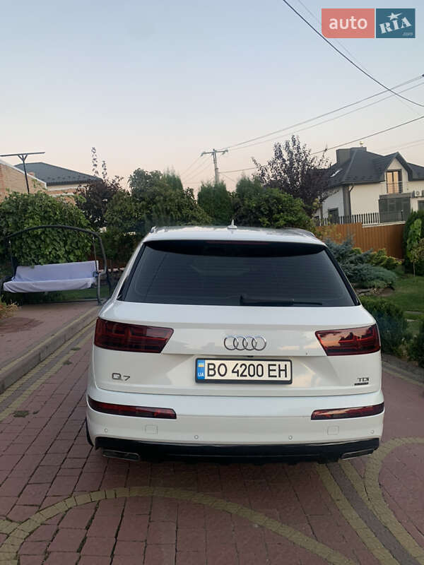 Внедорожник / Кроссовер Audi Q7 2015 в 