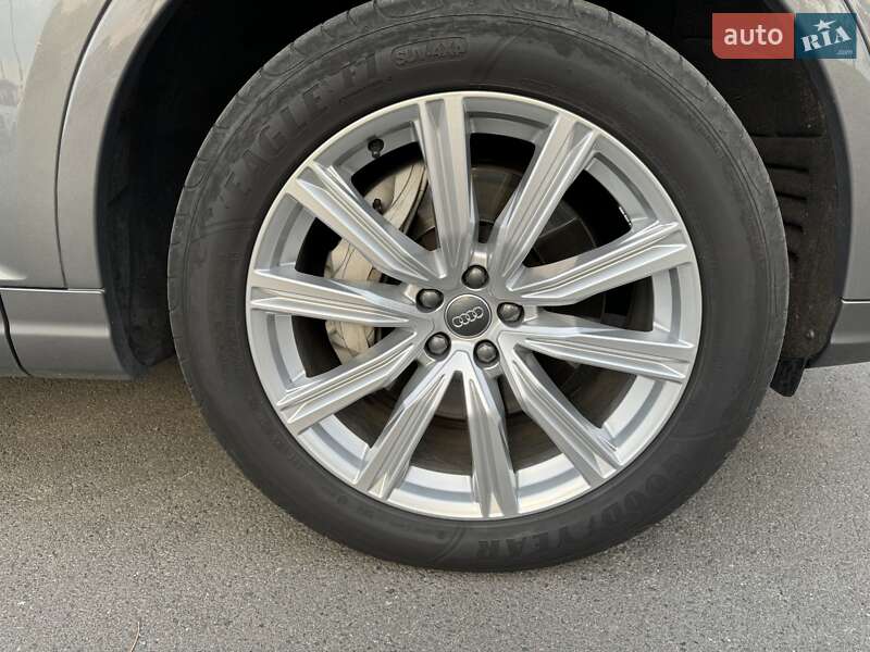 Позашляховик / Кросовер Audi Q7 2016 в Шполі