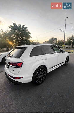 Позашляховик / Кросовер Audi Q7 2021 в 