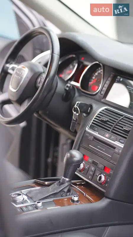 Внедорожник / Кроссовер Audi Q7 2010 в 
