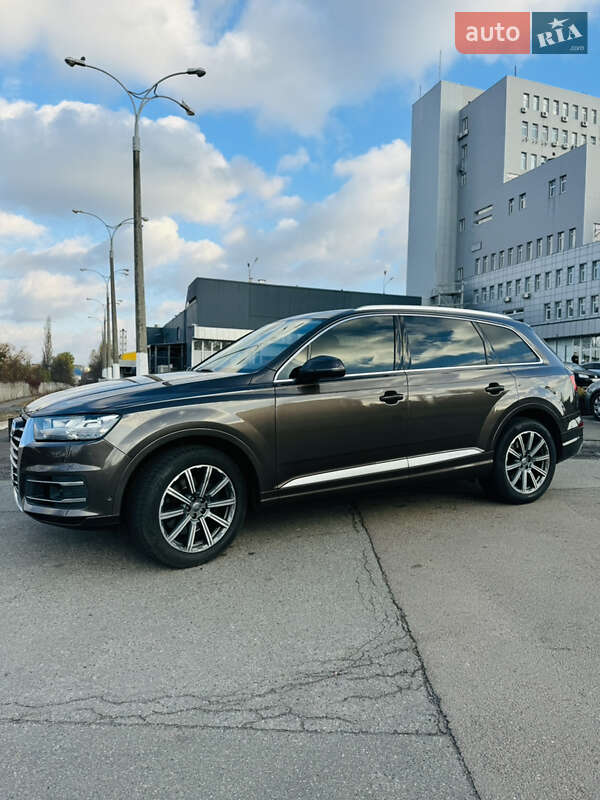 Внедорожник / Кроссовер Audi Q7 2017 в 