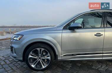 Позашляховик / Кросовер Audi Q7 2021 в 
