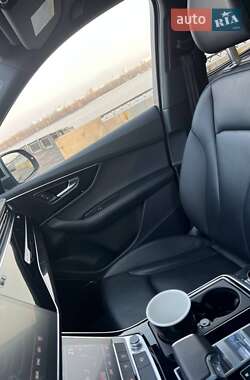 Позашляховик / Кросовер Audi Q7 2021 в 