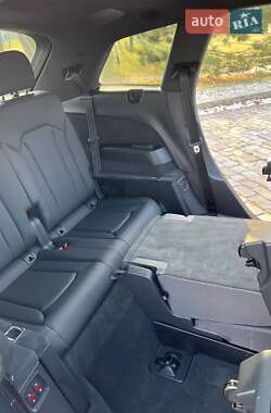 Позашляховик / Кросовер Audi Q7 2021 в 