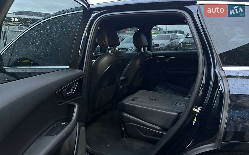 Внедорожник / Кроссовер Audi Q7 2016 в 