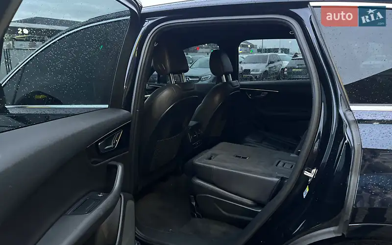 Внедорожник / Кроссовер Audi Q7 2016 в 