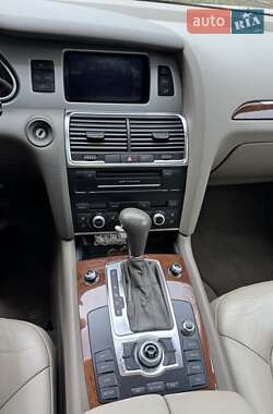 Позашляховик / Кросовер Audi Q7 2010 в 