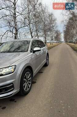 Позашляховик / Кросовер Audi Q7 2018 в 