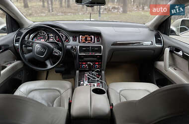 Позашляховик / Кросовер Audi Q7 2010 в 
