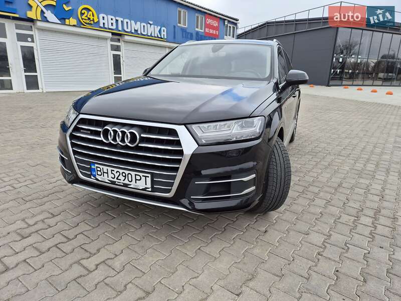 Внедорожник / Кроссовер Audi Q7 2015 в 