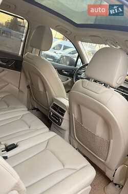 Внедорожник / Кроссовер Audi Q7 2016 в 