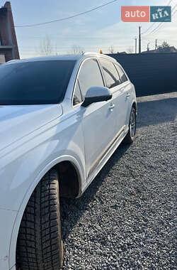 Внедорожник / Кроссовер Audi Q7 2021 в 