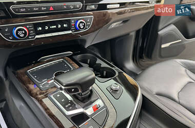 Внедорожник / Кроссовер Audi Q7 2016 в 