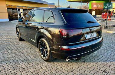 Внедорожник / Кроссовер Audi Q7 2016 в 